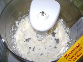 1) Для начала масло размягчить, добавить необходимое количество сахарного песка и ванильного сахара. Хорошо перетереть.
