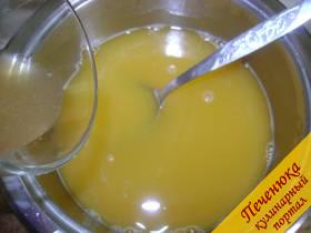 4) Необходимое количество желатина залить 50-70 мл. холодной кипяченной воды, дать постоять 5 минут. Процедить сок через мелкое сыто, что бы в желе не попало лишних мелких кусочков, которые могли образоваться в процессе получения сока. Когда желатин настоялся растопить его, но не дать ему закипеть, вылить в массу с апельсиновым соком, все хорошо перемешать.