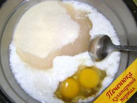 1) Взять удобную тарелку, вылить в нее кефир, следом добавить манку, яйца, сахарный песок, ванильный сахар и соду.