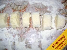 3) Разделить тесто на две части. Каждую раскатать на колбаски, отрезать одинаковые кусочки. 