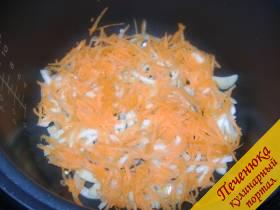 2) Морковь потереть на крупной терке, половину потертой моркови выложить поверх лука. 