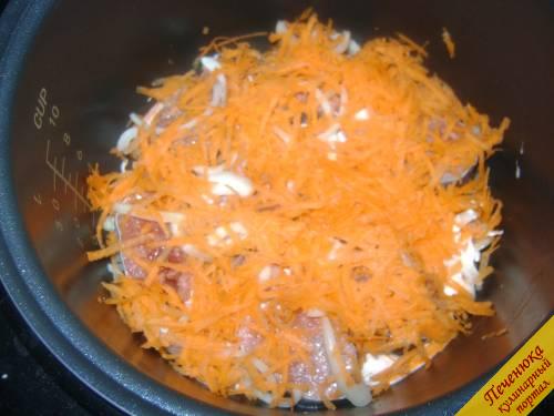 5) Сверху рыбы выложить оставшиеся лук и морковь. По желанию можно слегка полить сметаной. Закрыть крышку мультиварки, установить режим «Выпечка», время приготовления для такой горбуши в мультиварке - 25 минут.