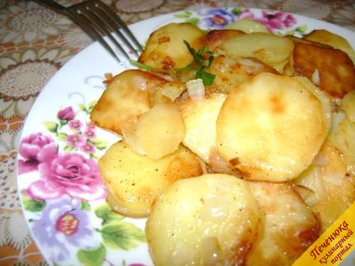 5) Выложить жареную картошку в тарелку. Всем приятного аппетита!