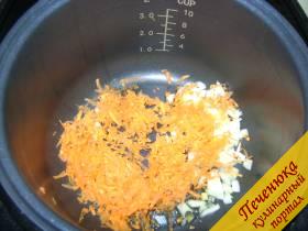 1) Помыть лук и морковь, очистить их. Лук нарезать небольшими кусочками, морковь натереть на крупной терке. Установить программу «Жарка», крышку не закрывать, нажать кнопку старта, влить в чашу мультиварки немного подсолнечного масла, положить заранее приготовленные овощи. Обжарить их в течение 2-3 минут, помешивая лопаткой, чтобы овощи были слегка золотистого цвета. Выключить данную программу. 