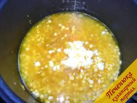 3) Добавить к гороху соль, сливочное масло, закрыть крышку.