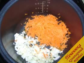 1) Лук и морковь очистить, помыть. Лук порезать кубиками, морковь потереть на мелкой терке. Установить программу «Жарка», крышку мультиварки не закрывать. Смазать чашу подсолнечным маслом, положить в нее заранее приготовленные лук и морковь. Жарить, как на сковородке, помешивая специальной лопаткой, до слегка золотистого цвета.