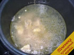 1) Для приготовления вермишелевого супа в мультиварке необходимо изначально сварить бульон. У нас он уже был заранее готов, бульон был из курицы. Приготовить мясной бульон можно как в мультиварке, так и на газу. 