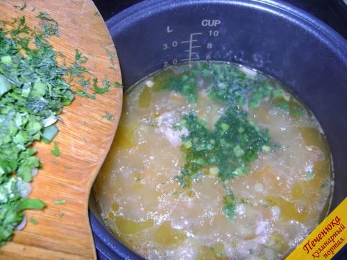4) Когда мультиварка окончит процесс приготовления, добавить в вермишелевый суп зелень (лук, морковь, петрушку) и закрыть крышку, пусть суп настоится буквально полчасика. 