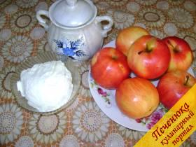 Яблоки (большие) 4-5 шт., творог 200 г, желток яичный 1 шт., сахар (по вкусу) 2-3 ст. ложки. 