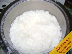 1) Рис сварить до готовности в слегка подсоленной воде (на один стакан риса три стакана воды, предварительно крупу тщательно промыть). Дать ему время остыть. 
