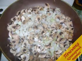 1) Для начала сделаем начинку. Для этого промыть грибы под проточной водой, порезать небольшими кусочками и отправить на сковородку с заранее разогретым подсолнечным маслом. К грибам также добавить лук, порезанный кубиками. 