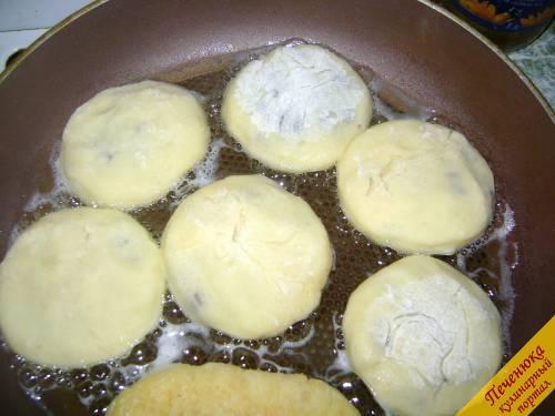 7) На сковородку с заранее разогретым подсоленным маслом положить сформированные картофельные котлеты с грибами. 
