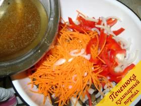 6) Вылить полученный маринад в заранее приготовленные баклажаны, лук, морковь и перец. 