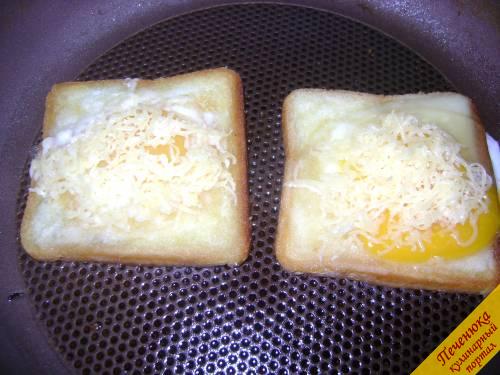 5) Когда белок слегка побелеет, сверху посыпать яичницу по-французски мелко натертым сыром. 