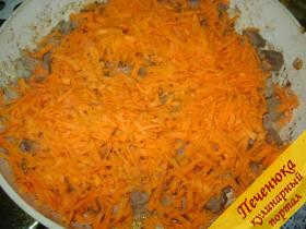 5) Далее добавить морковь и также обжарить все буквально около 5 минут. 