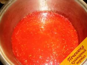 1) Итак, начнем наш процесс заготовки зверобоя. Хорошо промыть помидоры, нарезать на четыре части, и пропустить через мясорубку. Налить в кастрюлю с толстым дном.