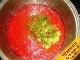4) Поставить варить прокрученные помидоры, через 20 минут добавить перекрученный острый и болгарский перец. Посолить по вкусу. 