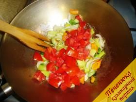 8) Теперь, закидываем помидоры, жарим еще минуты две. Все овощи должны быть полусырыми. Это упрощенный вариант, который я обычно использую. В идеале, все овощи должны жариться по отдельности.