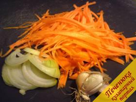 3) Порезать лучок полукольцами, морковь натереть на корейской терке, выдавить чеснок через пресс.