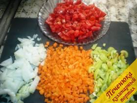 3) Нарезать кубиками морковь, болгарский перец, репчатый лук, помидоры без кожицы тоже кубиками.