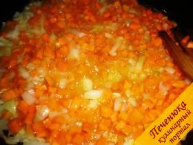 4) Приготовим заправку из овощей. В глубокой сковороде нагреть масло, забросить лук, жарить до прозрачности, следом забросить морковь и жарить минуты 3 на среднем огне.