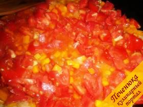 5) Далее закидываем помидорки и жарим минут 5, солим по вкусу.
