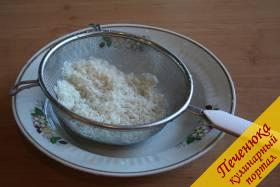 11) Отбрасываем рис на дуршлаг или мелкое сито и даем стечь всей воде.