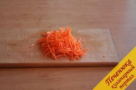 5) Морковь, желательно сладкого сорта, натираем на крупной терке.