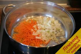 6) Затем на разогретом растительном масле обжариваем нашинкованный репчатый лук и морковь.