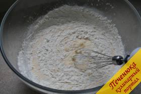 4) Просеем заранее пшеничную муку и постепенно всыпаем ее во взбитую массу, продолжая при этом взбивать наше тесто для пирога со щавелем.