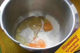 2) К муке добавим два яйца и щепотку соли. Замешиваем тесто, постепенно добавив в него нужное количество растительного масла.