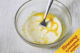 9) Пока бисквит выпекается, приготовим заварной крем. Для этого отделим в 3 яйцах желтки от белков в разные емкости. Нам потребуются только желтки. Добавим оставшиеся 0,5 стакана сахарного песка и зальем молоко в емкость. Перемешаем с помощью вилки или венчика.