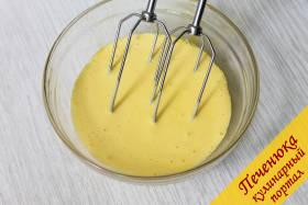 5) В желтки добавим 2 ст. ложки сахарного песка и также взобьем их в течение 5-7 минут до побеления массы. 