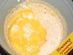 10) Сюда же влить растопленные масло с маргарином, добавит соль