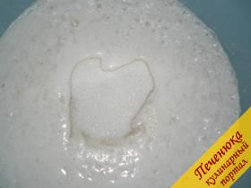 2) Добавить немного сахара. Процедить растворенные в молоке с сахаром дрожжи через сито с мелкой сеткой.