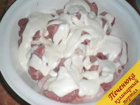 3) Мясо залить майонезом и поставить на 20 минут в холодное место