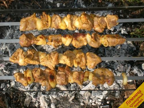 8) Жарить на углях, постоянно переворачивая, чтобы мясо прожарилось равномерно и со всех сторон