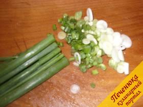 4) Нарезать мелко зелень: зеленый лук, укроп, петрушку.