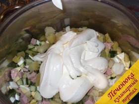 5) Отварить картофель в мундире, остудить, очистить от кожицы и нарезать небольшими кусочками. Перемешать все ингредиенты, добавить сметану.