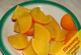 1) Апельсины вымыть, залить водой полностью, поставить на огонь. Довести до кипения. Варить апельсины не менее 10 минут в кипящей воде, постоянно разворачивая разными сторонами в воду (апельсины будут всплывать). Достать апельсины, остудить, разрезать на четвертинки, вынуть косточки.