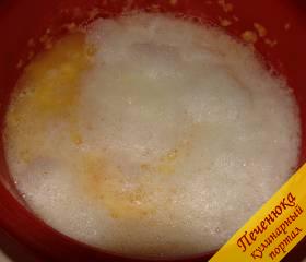 5) Белок хорошенько взбить до получения белой устойчивой пены, ложкой выложить в тесто, тщательно и осторожно перемешать, чтобы белок не опал.