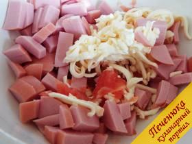 3) Порезать колбасу соломкой, сложить в миску. Сырок плавленый потереть на крупной тёрке и добавить к подготовленным ингредиентам салата.