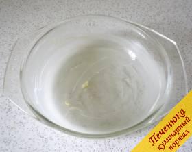 3) Ёмкость для запекания требуется обильно смазать сливочным маслом (и дно и бока на всю высоту). Если плохо смазать (или не смазывать вообще) - в дальнейшем омлет плохо будет отставать от стенок посуды.