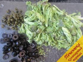 10) Начинка: нарезаем полосками чистую брокколи, кружками маслины и готовим нужное количество каперс.