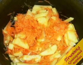 2) Овощи чистим. Репчатый лук режем тонкими полукольцами, картофель крошим соломкой, морковь натираем на крупной терке, тыкву нарезаем кубиками средней величины. В чугунке или утятнице разогреваем растительное масло, слегка обжариваем в нем лук, затем добавляем к нему морковь, картофель и сливочное масло. Обжариваем овощи в течении семи - десяти минут. 