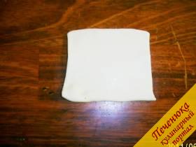 3) Размороженное тесто я раскатала в тоненький пласт и разрезала его на порционные квадратики размером примерно 15х15 сантиметров. 