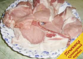1) Свинину-антрекот тщательно моем и режем на порционные куски.