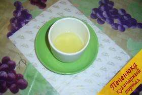 1) Из лимона выжимаем в чашку сок. Сверху добавляем необходимое количество жидкого меда.