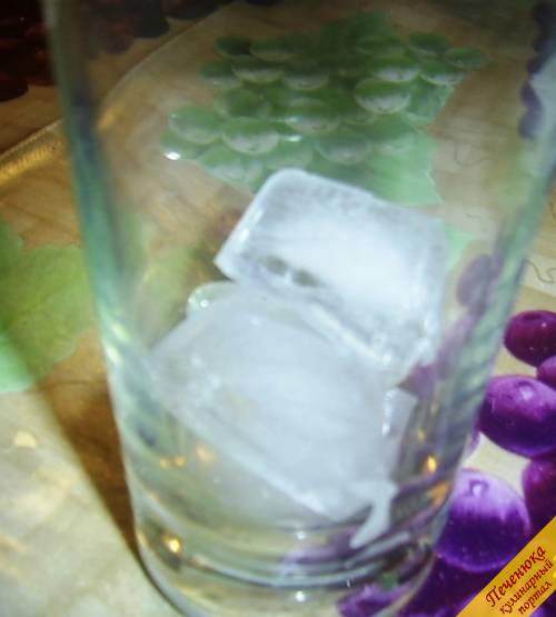 4) В высокий стакан для нашего коктейля кладем три кубика льда. Миксером взбиваем все ингредиенты и сразу же выливаем их в стакан со льдом. Вставляем соломинку и наслаждаемся чудным ароматом нашего коктейля.