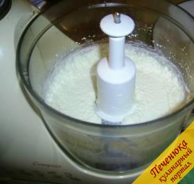 2) Спред или сливочное масло соединяем со сметаной и сахарным песком. Тщательно взбиваем.